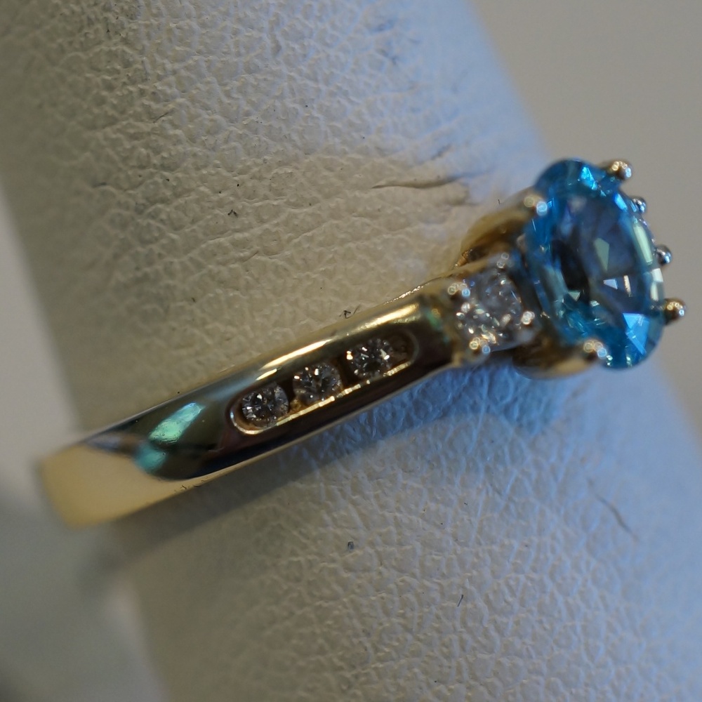 14KY Gold Genuine Aquamarine & Diamond Ring - Picture 2 of 8